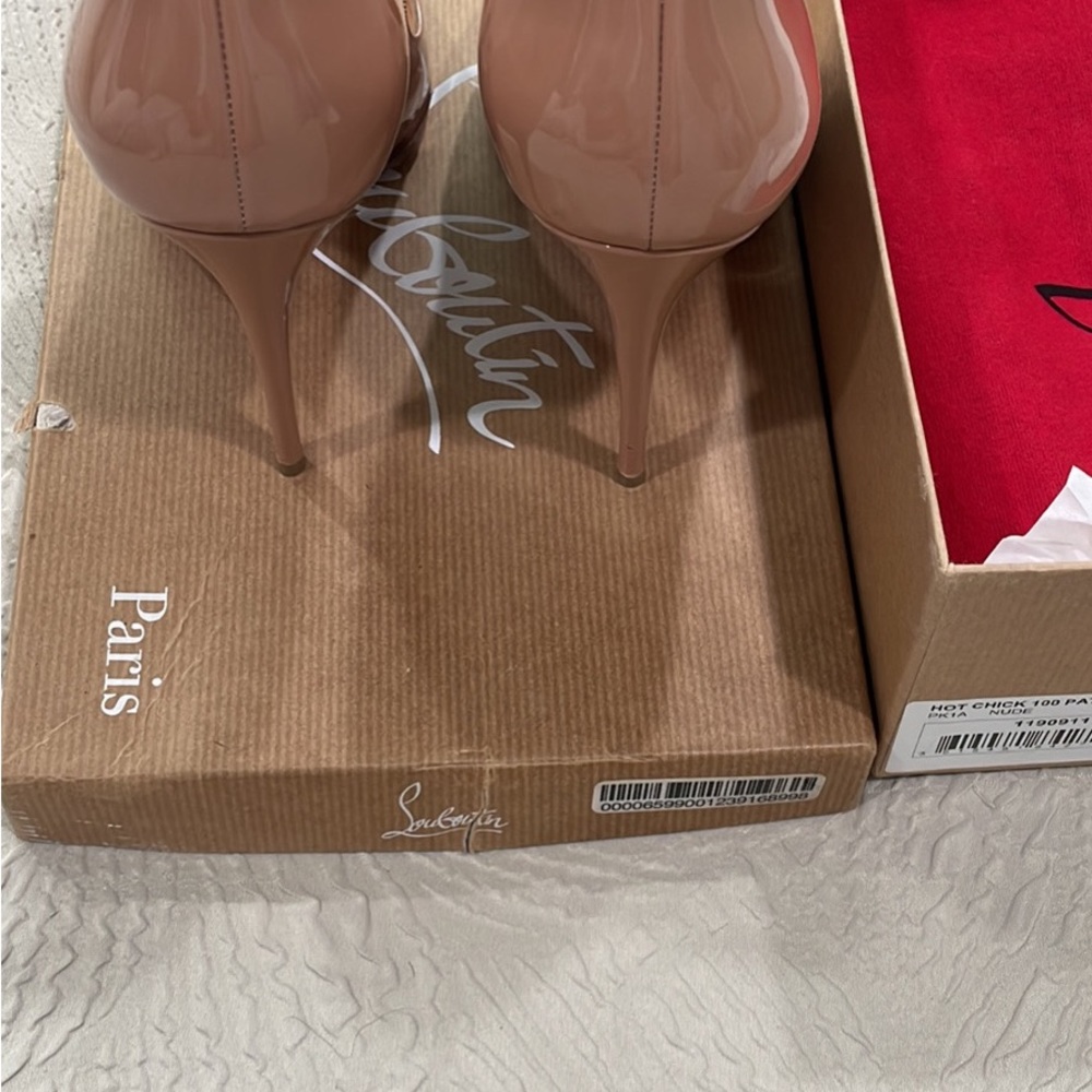 Christian Louboutins hot chick - Picture 8 of 9